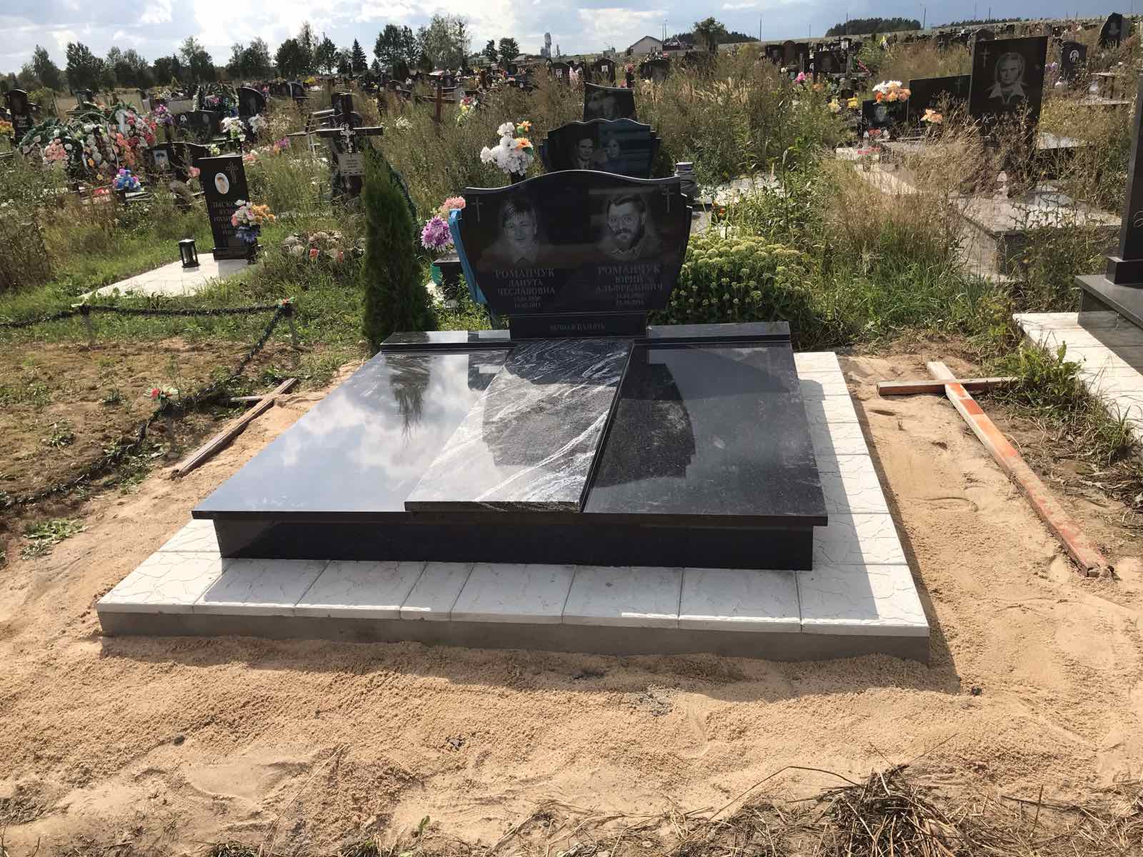 Двойной гранитный памятник